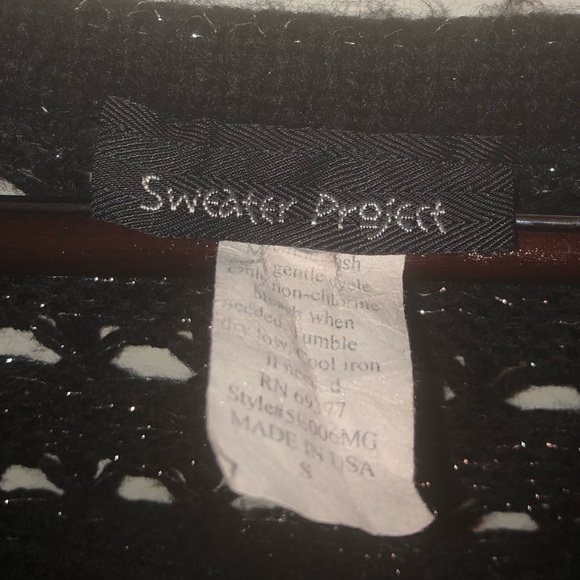 Sweater Project woven short sleeve top - Picture 3 of 3